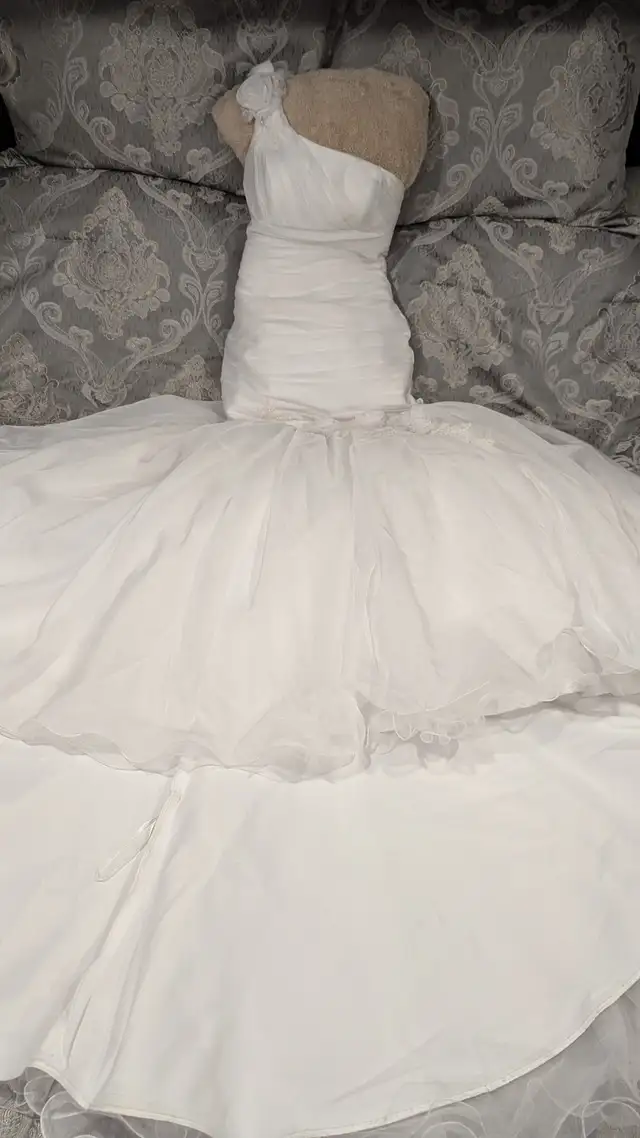 One-Shoulder White Mermaid Wedding Dress in Wedding in Lethbridge - Image 3