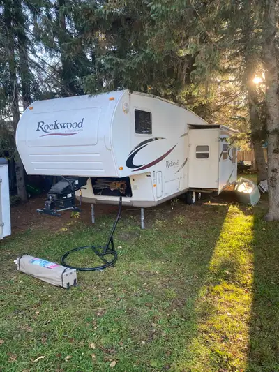 2005 30’ fifth wheel trailer for sale asking $6500 obo Hitch included Good used condition and locate...