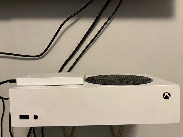 Selling XBOX Series S  in Xbox Series X & S in Mississauga / Peel Region - Image 2