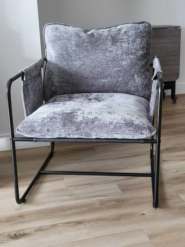 Chaise d'appoint in Couches & Futons in Trois-Rivières - Image 4