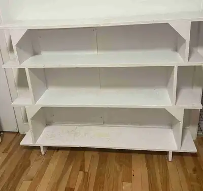 Je vends cette étagère blanche très robuste pratique à trois niveaux, idéale pour organiser vos livr...