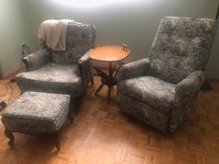 VENTE DE DÉMÉNAGEMENT - FAUTEUIL, LAZY-BOY, REPOSE-PIED ET TABLE dans Sofas et futons  à Ouest de l’Île