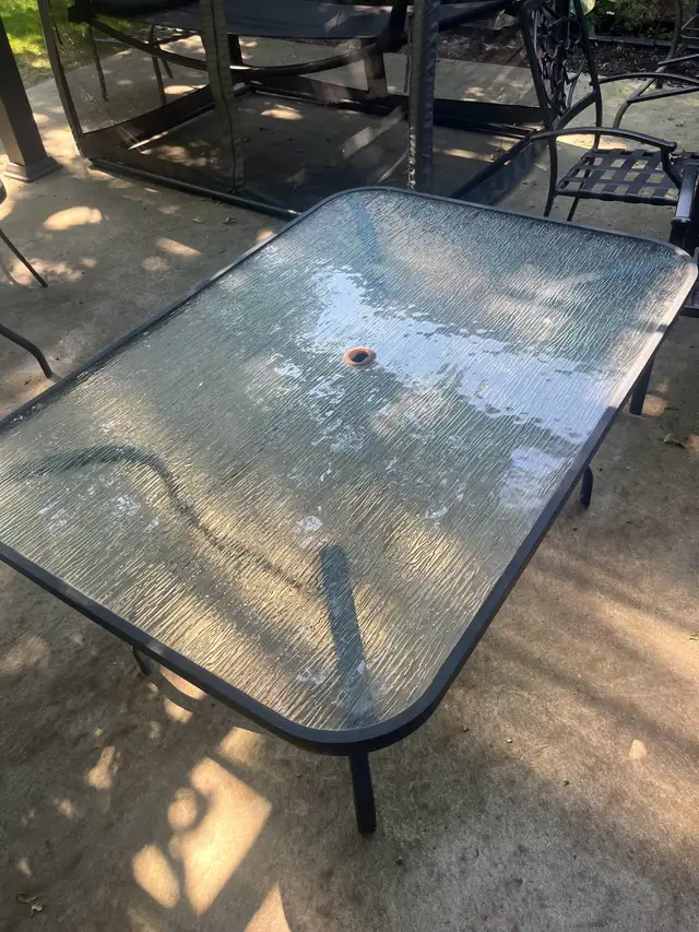 beautiful patio table stored indoors in winter in Patio & Garden Furniture in City of Montréal - Image 2