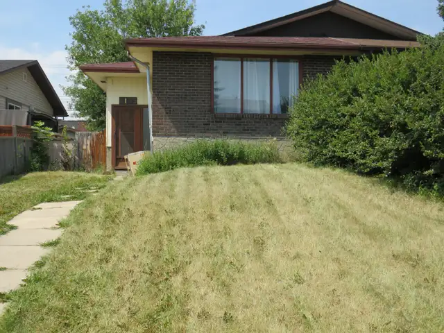4 BEDROOMS HOUSE FOR RENT IN DOVER SE. CALGARY. AB.