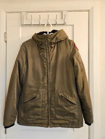 Used, but in very good condition Canada Goose jacket for women in size medium, in a military green c...