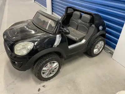 Zoom into fun with this Mini Cooper ride-on car, perfect for your little driver, with a two-seater d...