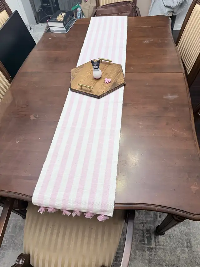 Traditional Wood Dining Table with 6 Chairs in Dining Tables & Sets in Oshawa / Durham Region - Image 4