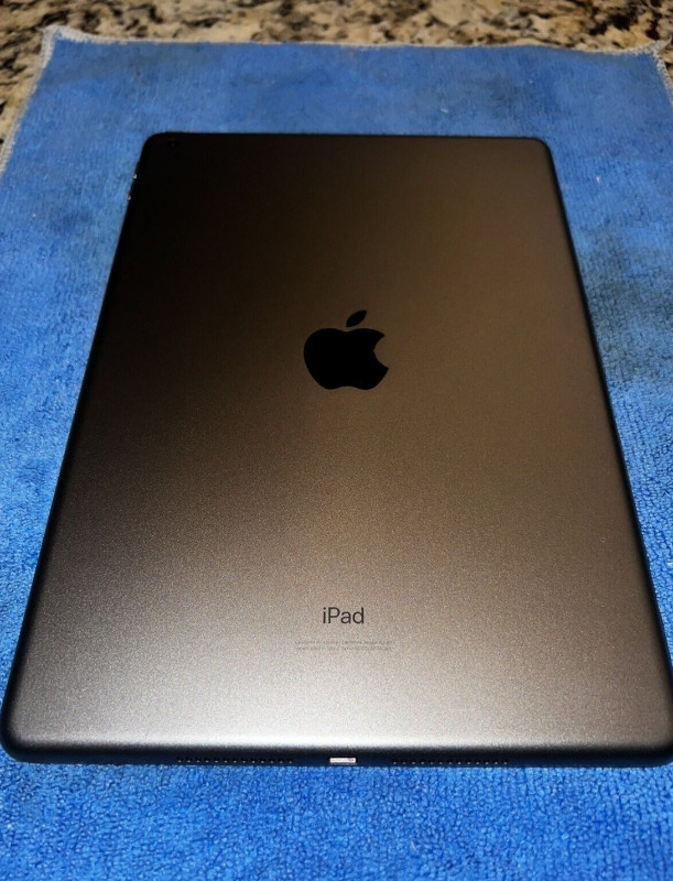 Apple iPad 7th Gen 10.2" Wi-Fi 32GB+Clavier +Étui dans Appareils électroniques  à Laval/Rive Nord - Image 2