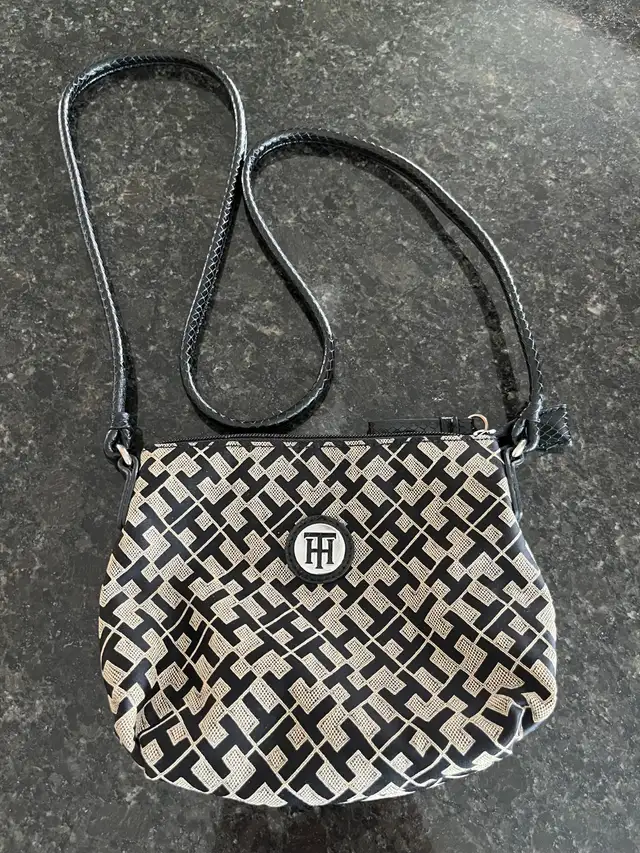 Tommy Hilfiger small cross body bag in Women's - Bags & Wallets in Kitchener / Waterloo - Image 2
