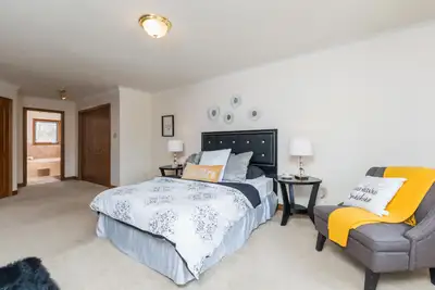 FURNISHED MASTER BEDROOM WITH PRV. BATH NEAR WESTERN - INCLUSIVE