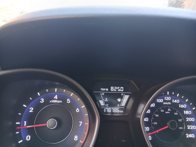 Hyundai elentra 2016 make an offer 1.8L manuel 6 speeds dans Autos et camions  à Ville de Montréal - Image 3