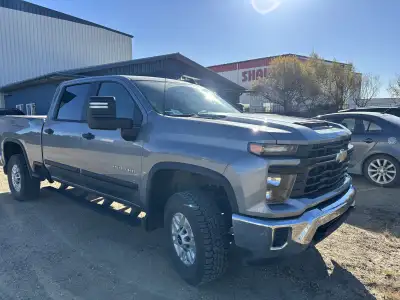 2024 Chevy Silverado 2500 HD 159” 6.6L Gas V8, Gooseneck 5th wheel package, rear + bed view camera,...