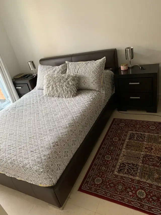 mobilier de chambre  brun chocolat en cuir rembourrés in Beds & Mattresses in City of Montréal - Image 2