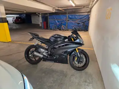 2007 Yamaha R6 16000 km, garage/parkade kept Frame sliders, fender delete, flush turn signals, ecu k...