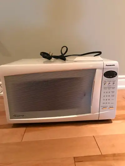 Micro-ondes Panasonic Inverter 1 200 W H x L x P : 11 7/8" x 20 3/8" x 15 7/8" (301 mm x 518 mm x 40...