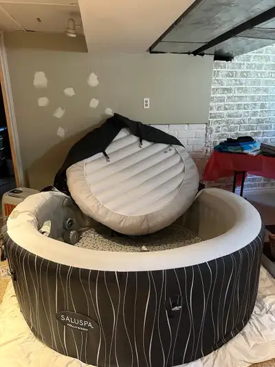 Relax and unwind in this pre-owned Bestway SaluSpa Hollywood inflatable hot tub, perfect for creatin...