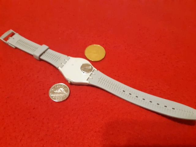 Montre Suisse Swatch bracelet silicone, (pile Renata neuf) in Jewellery & Watches in City of Montréal - Image 4