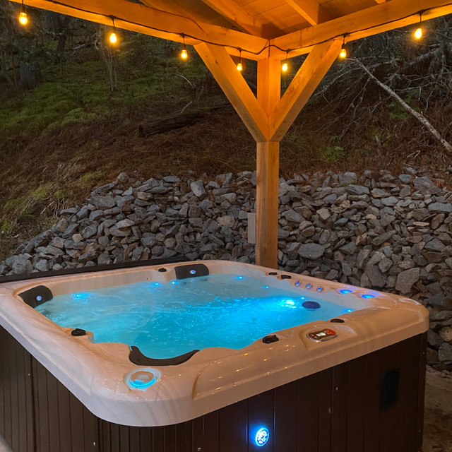 London - 84" x 84" x 35", 6-Person Restored Hot Tub in Hot Tubs & Pools in Dartmouth - Image 2
