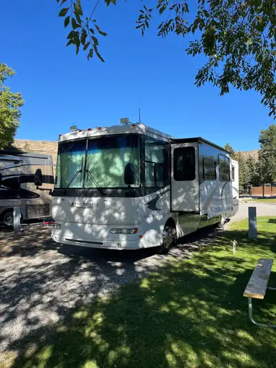 2006 Gulf Stream Crescendo Model 8356 68,500km All New Batteries New Front Tires Freightliner Chassi...
