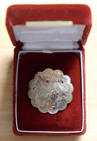 Vintage sterling silver scalloped, etched brooch