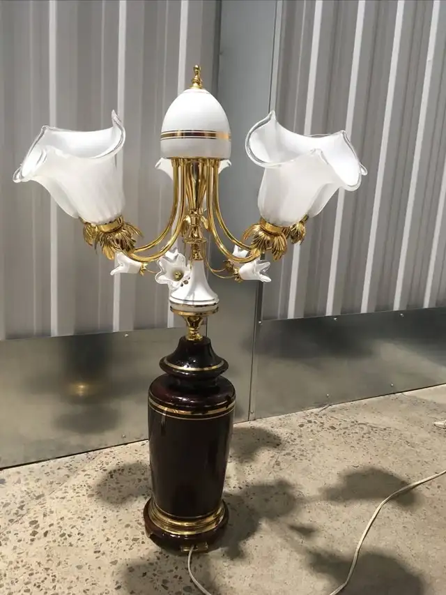 Mid Century White Italian Murano Glass Tulip Table Lamp - $280 in Indoor Lighting & Fans in City of Montréal - Image 8