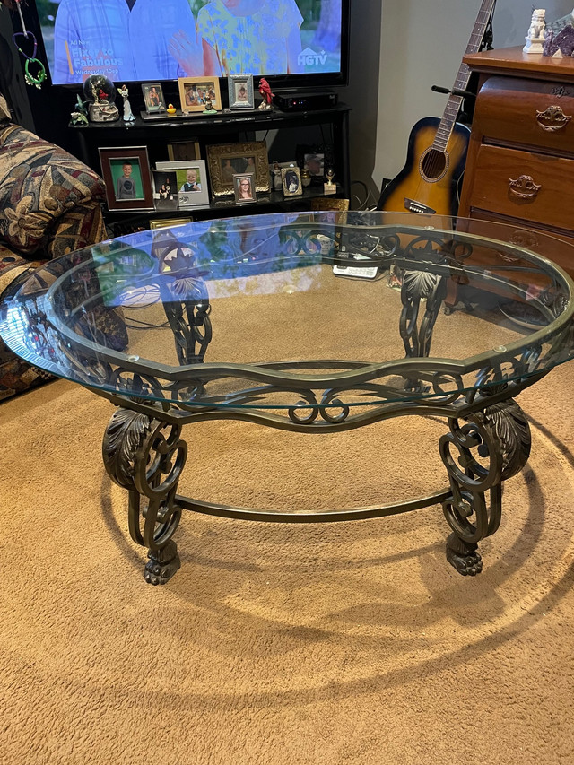 REDUCE Beautiful cast iron coffee table  in Coffee Tables in Bedford - Image 2