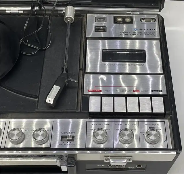 RARE Vintage Sanyo Stereo Music Center (G-2612EZ) – Working in Stereo Systems & Home Theatre in Delta/Surrey/Langley - Image 6