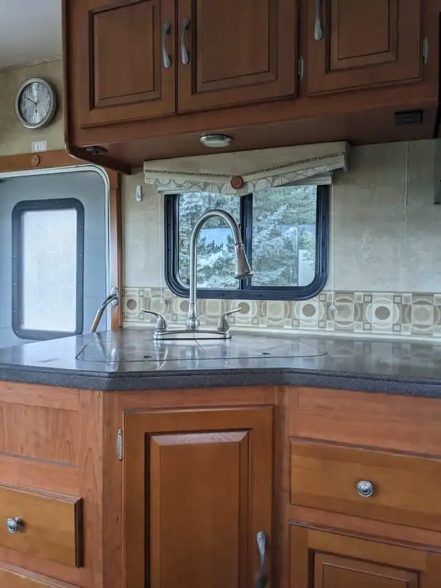 2010 Forest River RV GeorgeTown 350TS class A Motorhome & Bunks in Other in Calgary - Image 5