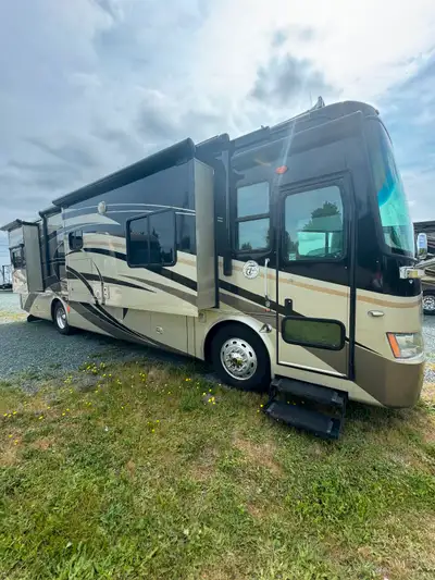 2008 Tiffin Phaeton 36 QSH diesel pusher with 4 slides 360hp Cummins in great shape. 63,000 miles, g...