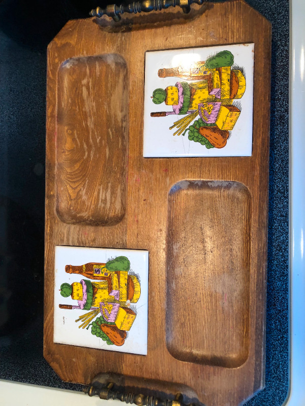 342 Wooden Cheeseboard with tiles $5.00 in Hobbies & Crafts in Edmonton