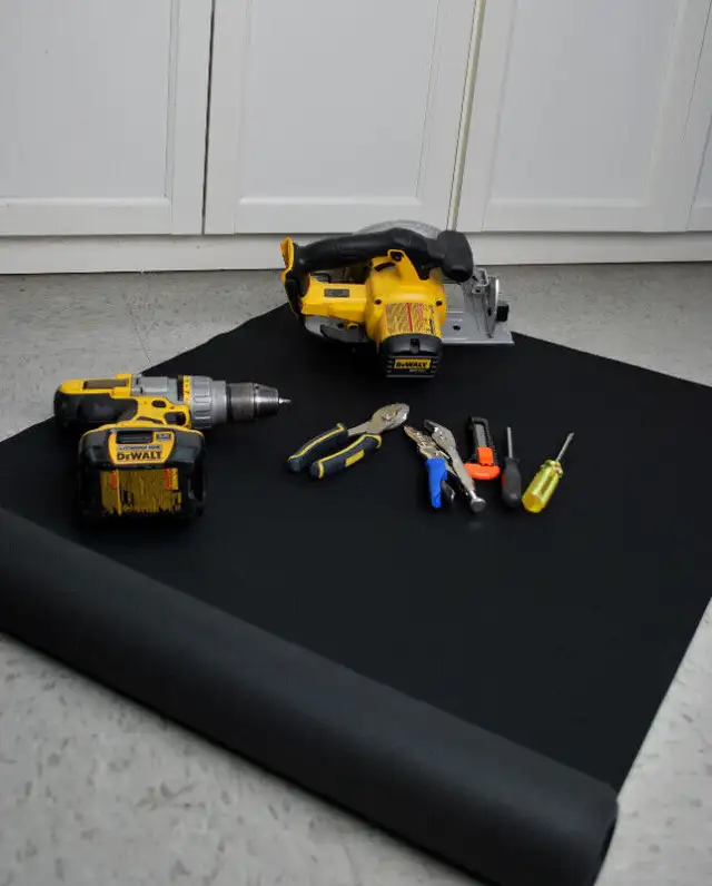 Neoprene protective mat, 5700 Iberville Street, Montreal.63373390342913124