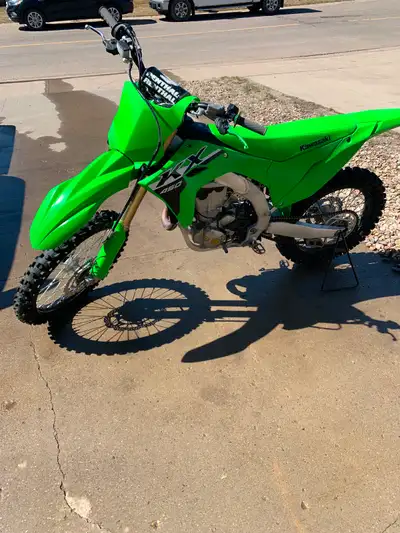 2024 50th anniversary Kawasaki KX450. Less than 10 hours ridden. 450/250 switch, traction control $9...