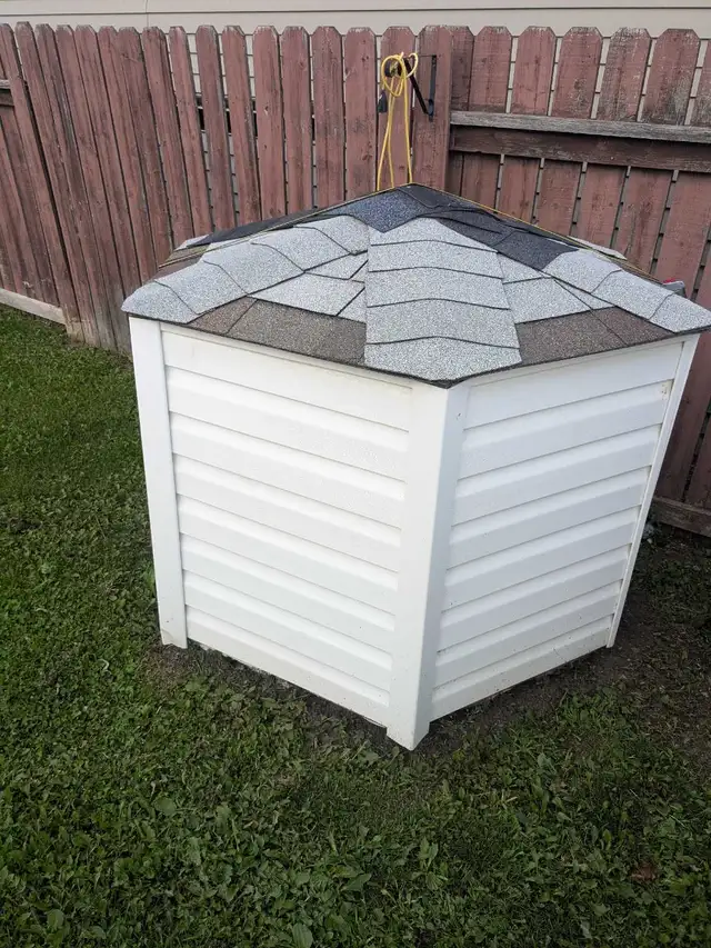 Dog House Large Custom Built (Used 10 years old) in Accessories in Saskatoon - Image 5
