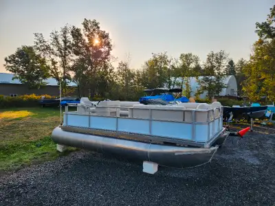 18 Foot Pontoon boat custom Made, Bimini Top, Cruise style seating recliner bench seating Mocha colo...