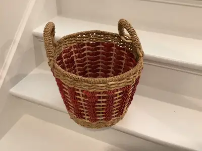 Panier, contenant d’osier. Il est en bon état (voir photos).