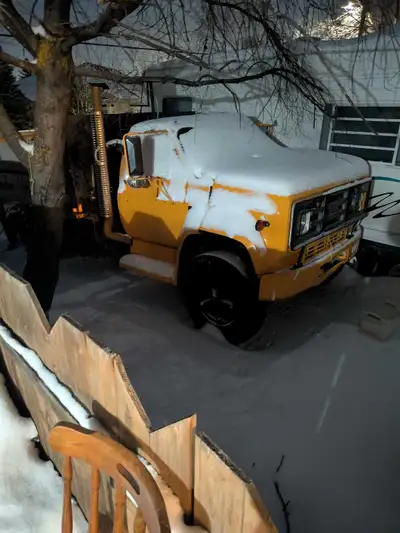 As is where is.... Needs switch and key. Needs batteries 8.2 Detroit diesel engine None air breaks C...