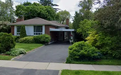 Bungalow house walkout Basement one sharing room for rent. Location close to Scarborough town Centre...