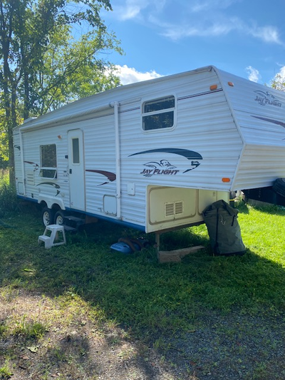 Bright, airy trailer featuring a big kitchen with tons of counter and storage space. Trailer has a s...