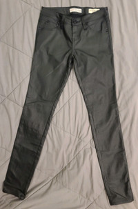 * NEW !* GUESS - Low Rise Super Skinny Maxine Fit Pants -Size 27