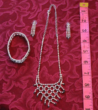 Costume jewellery : Necklace, bracelet, earrings set