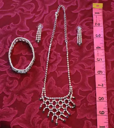 Costume jewellery : Necklace, bracelet, earrings set, View more