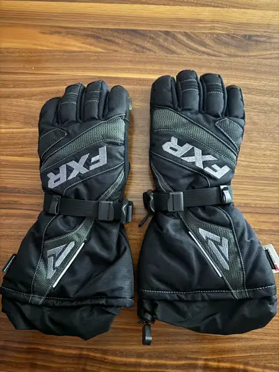 Get ready to hit the trails with these women's size medium FXR snowmobile gloves, designed for warmt...
