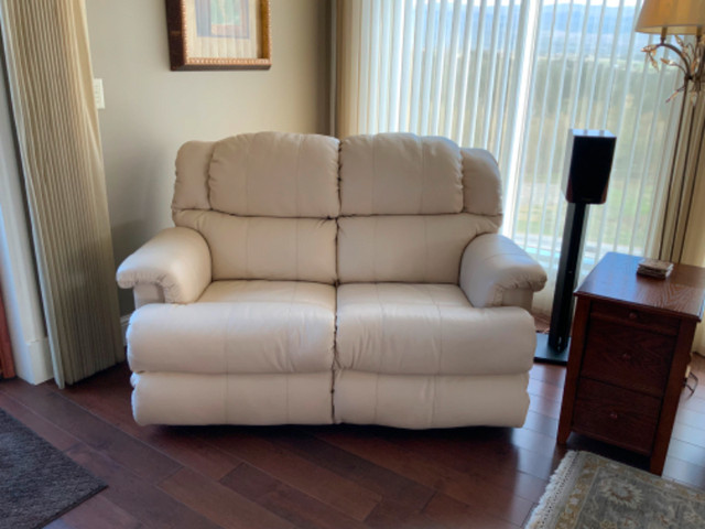 TOP QUALITY ELECTRIC SOFA & 2 LOVE SEATS in Couches & Futons in Kelowna - Image 4