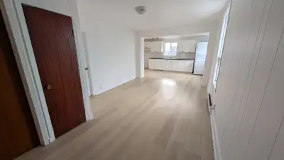 Appartement 4½ entièrement rénové, situé dans un secteur tranquille et recherché. - 2 chambres à cou...