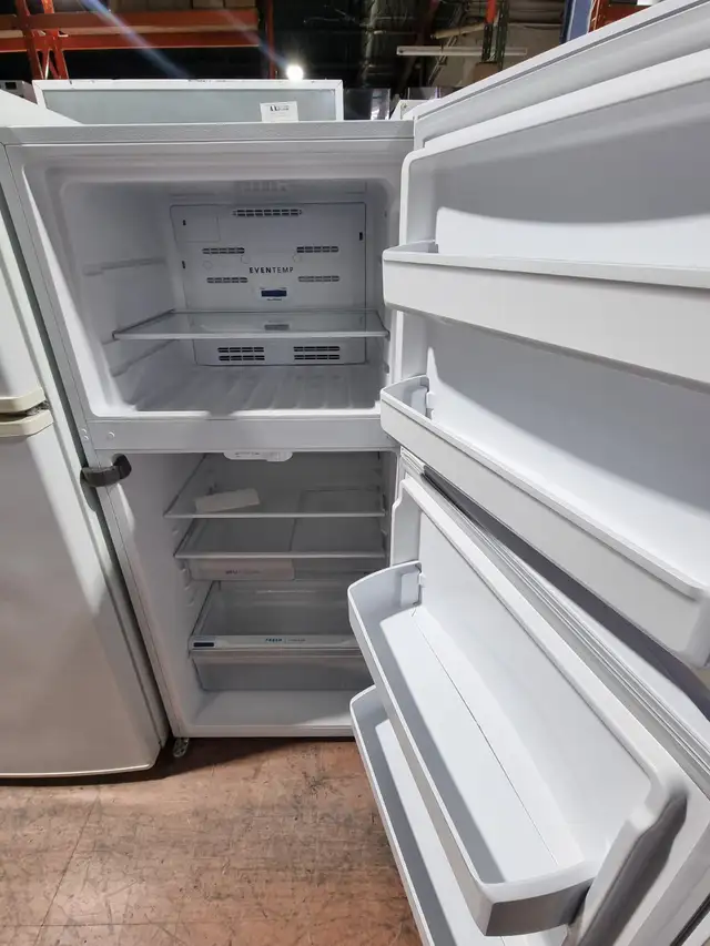 Réfrigérateur 27 po Blanc | FFHT1425VW Frigidaire *** USAGÉ *** in Refrigerators in Laval / North Shore - Image 3
