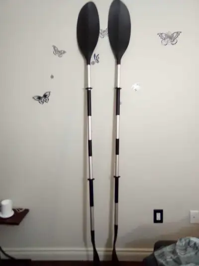 Get ready to paddle into adventure with these kayak paddles! These paddles are in good condition and...