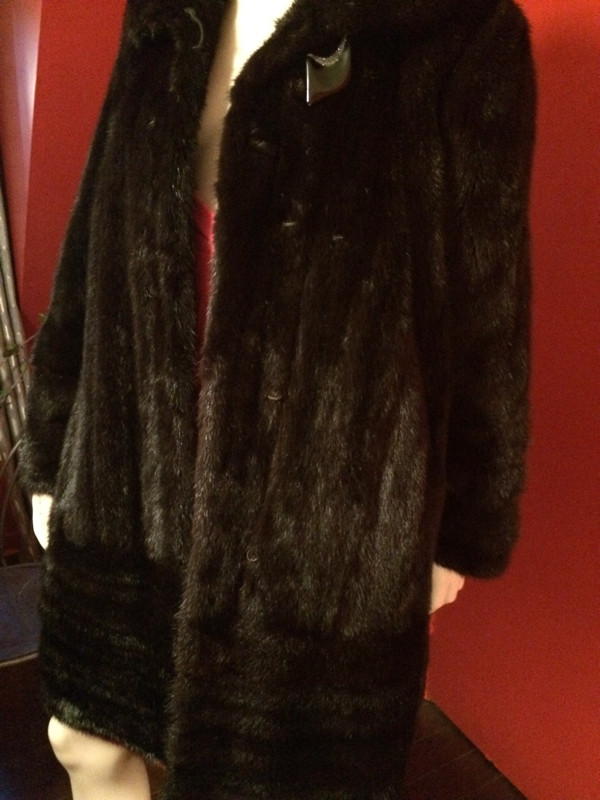 manteau de vison noir / fourrure véritable dans Femmes - Hauts et vêtements d'extérieur  à Longueuil/Rive Sud - Image 2