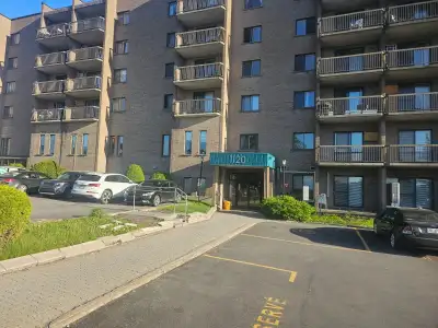 Superbe 4 1/2 lumineux et impeccablement entretenu à louer dans un excellent secteur de Laval. Situé...