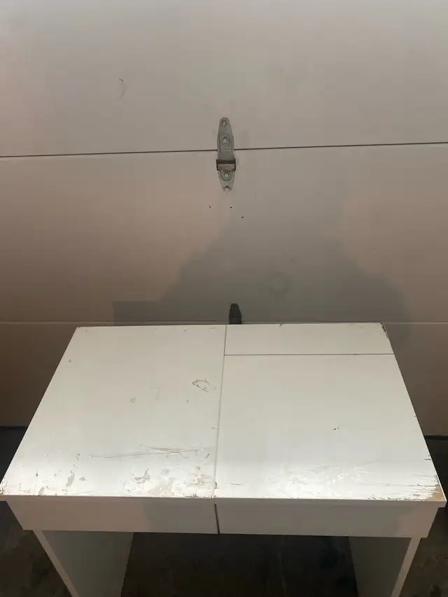White Vanity Table in Desks in Ottawa - Image 4