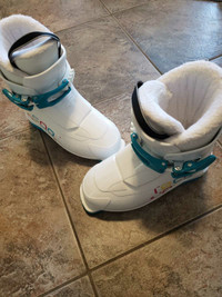 Youth girls ski boots